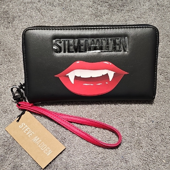 Steve Madden Handbags - NWT Steve Madden Vampire Wristlet Wallet Black/Red